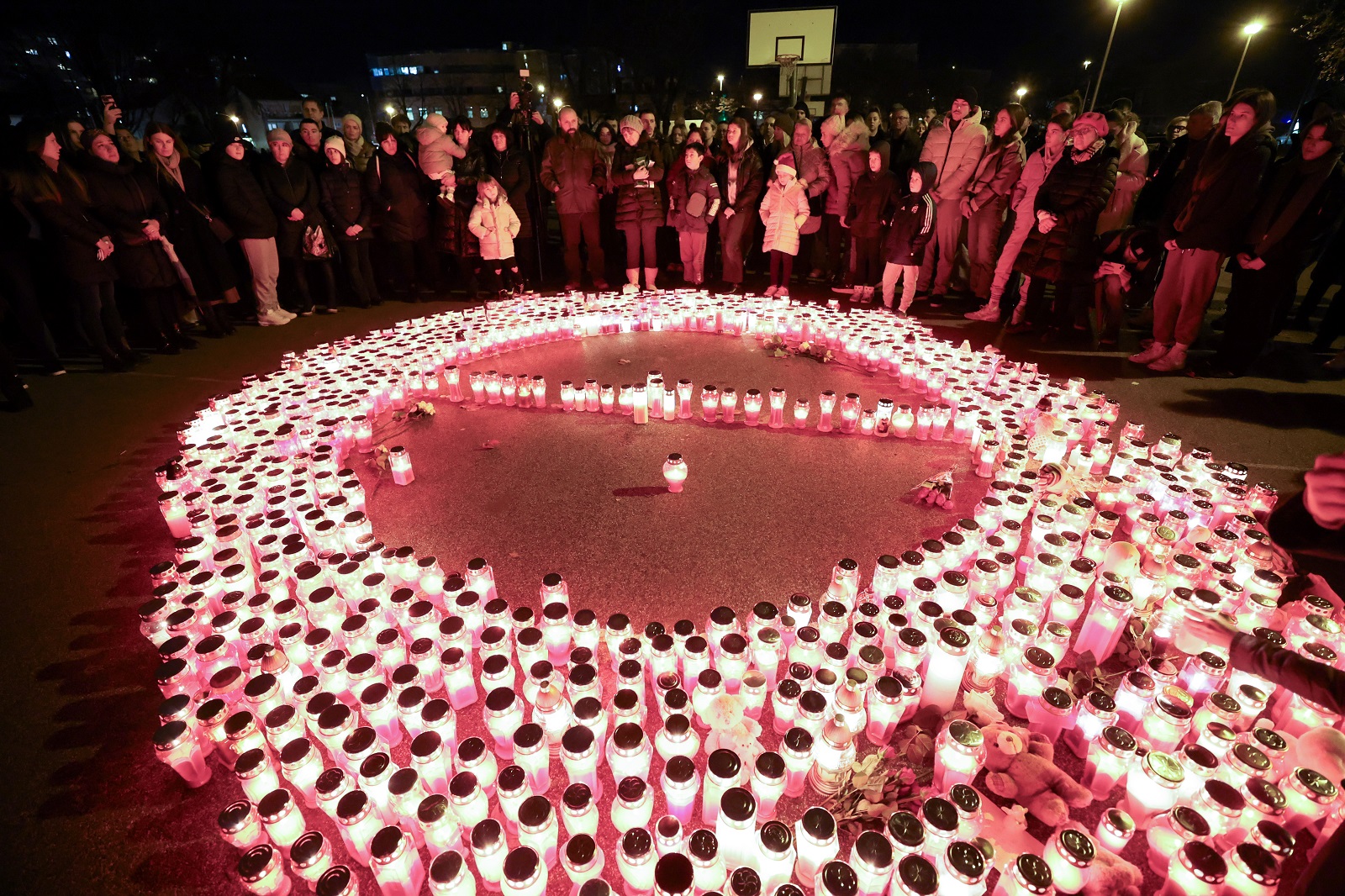 Zagreb, 20.12.2024 - Okupljanje sa svijećama ispred OŠ Prečko nakon jutrošnjeg napada u kojemu je smrtno stradalo jedno dijete. foto HINA/ Damir SENČAR/ ik