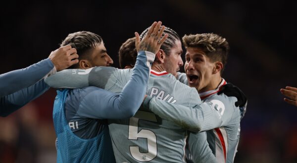 epa11789073 Atletico's Rodrigo de Paul (C) celebrates after scoring the 1-1 equalizer during the Spanish LaLiga EA Sports soccer match between FC Barcelona and Atletico de Madrid at Lluis Companys stadium in Barcelona, Spain, 21 December 2024.  EPA/Alberto Estevez