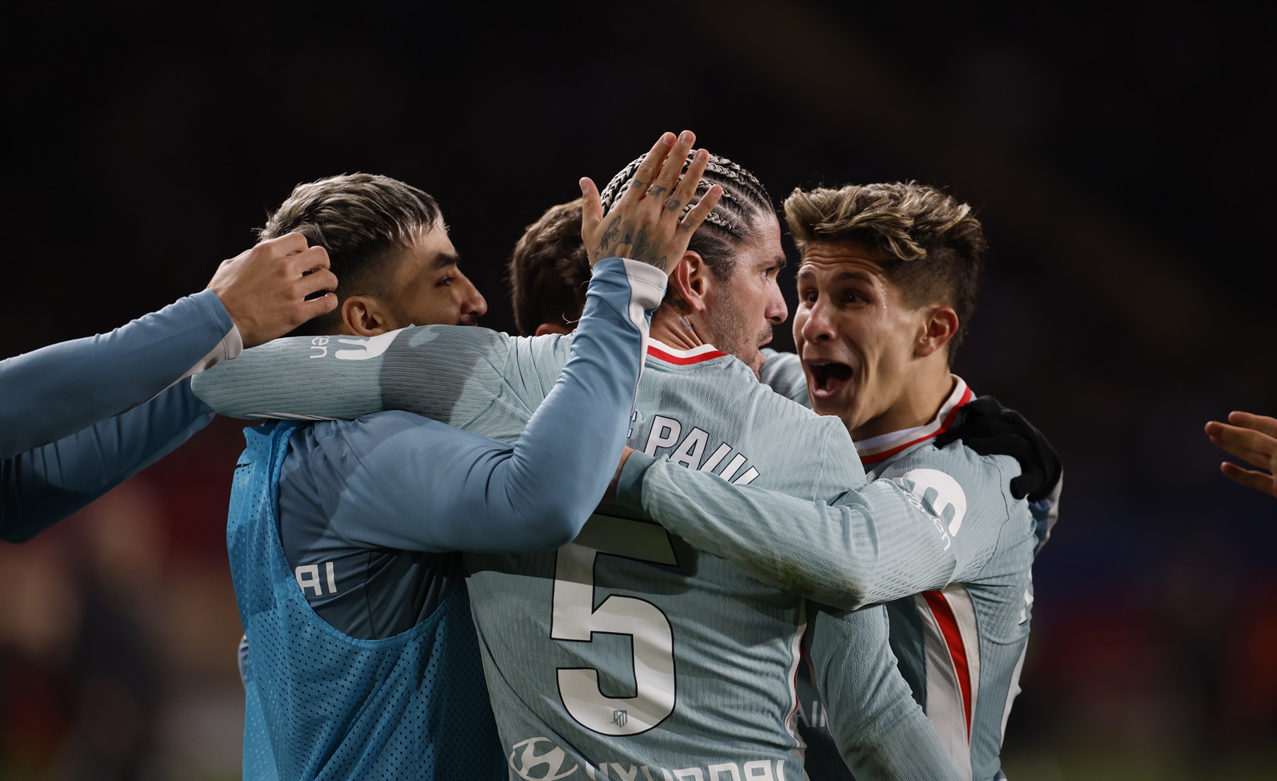 epa11789073 Atletico's Rodrigo de Paul (C) celebrates after scoring the 1-1 equalizer during the Spanish LaLiga EA Sports soccer match between FC Barcelona and Atletico de Madrid at Lluis Companys stadium in Barcelona, Spain, 21 December 2024.  EPA/Alberto Estevez