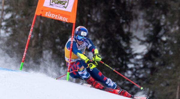 epa11789404 Filip Zubcic of Croatia in action during the first run of the Men's Giant Slalom race at the FIS Alpine Skiing World Cup event in Alta Badia, Italy, 22 December 2024.  EPA/ANDREA SOLERO