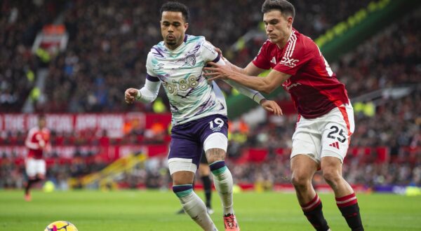 epa11789789 Manuel Ugarte (L) of Manchester United in action with Justin Kluivert of Bournemouth during the English Premier League soccer match between Manchester United and AFC Bournemouth, in Manchester, Britain, 22 December 2024.  EPA/PETER POWELL EDITORIAL USE ONLY. No use with unauthorized audio, video, data, fixture lists, club/league logos, 'live' services or NFTs. Online in-match use limited to 120 images, no video emulation. No use in betting, games or single club/league/player publications.