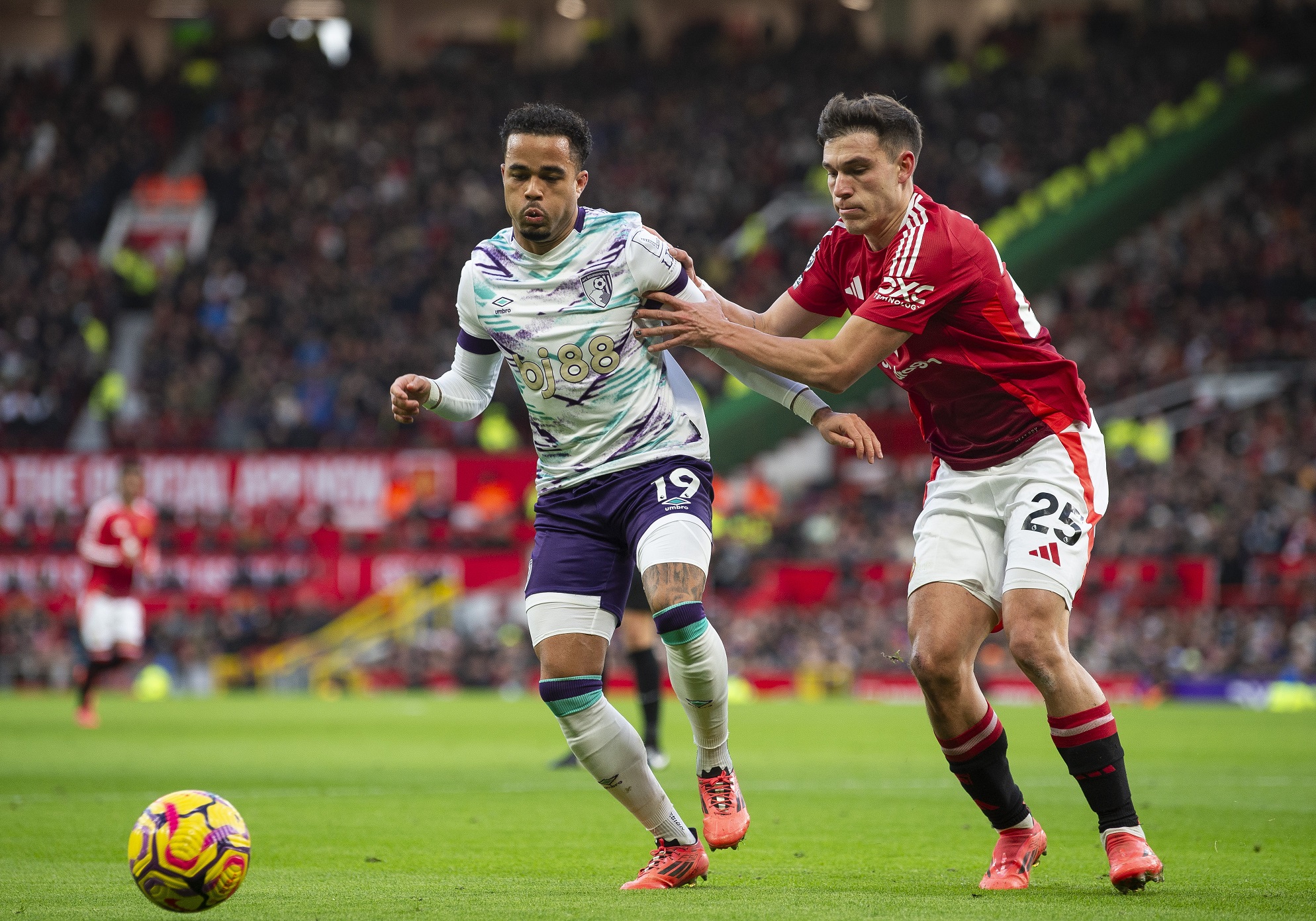 epa11789789 Manuel Ugarte (L) of Manchester United in action with Justin Kluivert of Bournemouth during the English Premier League soccer match between Manchester United and AFC Bournemouth, in Manchester, Britain, 22 December 2024.  EPA/PETER POWELL EDITORIAL USE ONLY. No use with unauthorized audio, video, data, fixture lists, club/league logos, 'live' services or NFTs. Online in-match use limited to 120 images, no video emulation. No use in betting, games or single club/league/player publications.