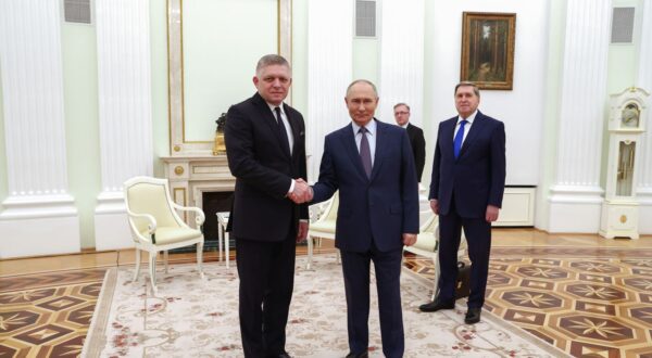 epa11790244 Russian President Vladimir Putin (C) shakes hands with Slovak Prime Minister Robert Fico (L) during their meeting at the Kremlin in Moscow, Russia, 22 December 2024. Fico is on a working visit to Moscow.  EPA/ARTYOM GEODAKYAN/SPUTNIK/KREMLIN / POOL