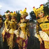 epa11799832 Balinese dancers perform during a cultural parade as part of the New Year's Eve celebration at a main road in Denpasar, Bali, Indonesia, 31 December 2024.  EPA/MADE NAGI