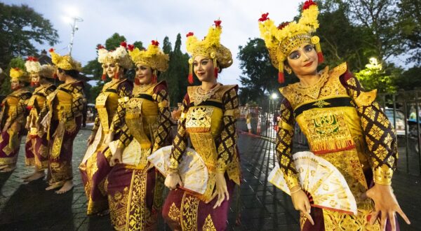 epa11799832 Balinese dancers perform during a cultural parade as part of the New Year's Eve celebration at a main road in Denpasar, Bali, Indonesia, 31 December 2024.  EPA/MADE NAGI