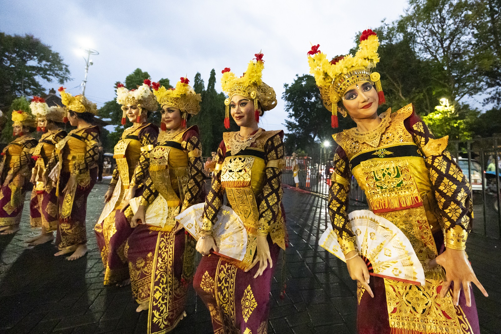 epa11799832 Balinese dancers perform during a cultural parade as part of the New Year's Eve celebration at a main road in Denpasar, Bali, Indonesia, 31 December 2024.  EPA/MADE NAGI