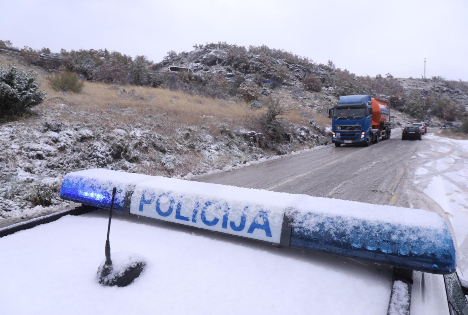 27.11.2013., Klis - Zimski uvjeti na prometnicama nadomak Splita. Policija regulira otezani promet zbog snijega, bure i poledice. Photo: Ivo Cagalj/PIXSELL