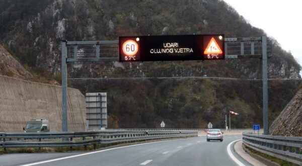 09.12.2024., Kraljevica - Zbog udara olujnog vjetra uvedena su ogranicenja na pojedinim prometnicama u Primorsko goranskoj zupaniji i na Krckom mostu. Photo: Goran Kovacic/PIXSELL