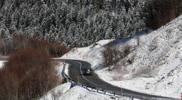 21.11.2024., Lokve - Snjezni pokrivac u Gorskom kotaru ne stvara probleme u prometu. Photo: Goran Kovacic/PIXSELL