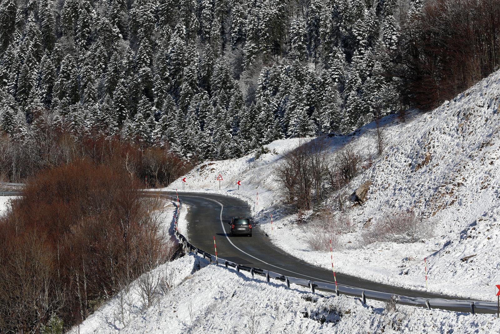 21.11.2024., Lokve - Snjezni pokrivac u Gorskom kotaru ne stvara probleme u prometu. Photo: Goran Kovacic/PIXSELL