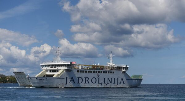 01.09.2023., Zadar - Trajekt Jadrolinije Jadran plovi na relaciji  Zadar - Preko. Photo: Hrvoje Jelavic/PIXSELL