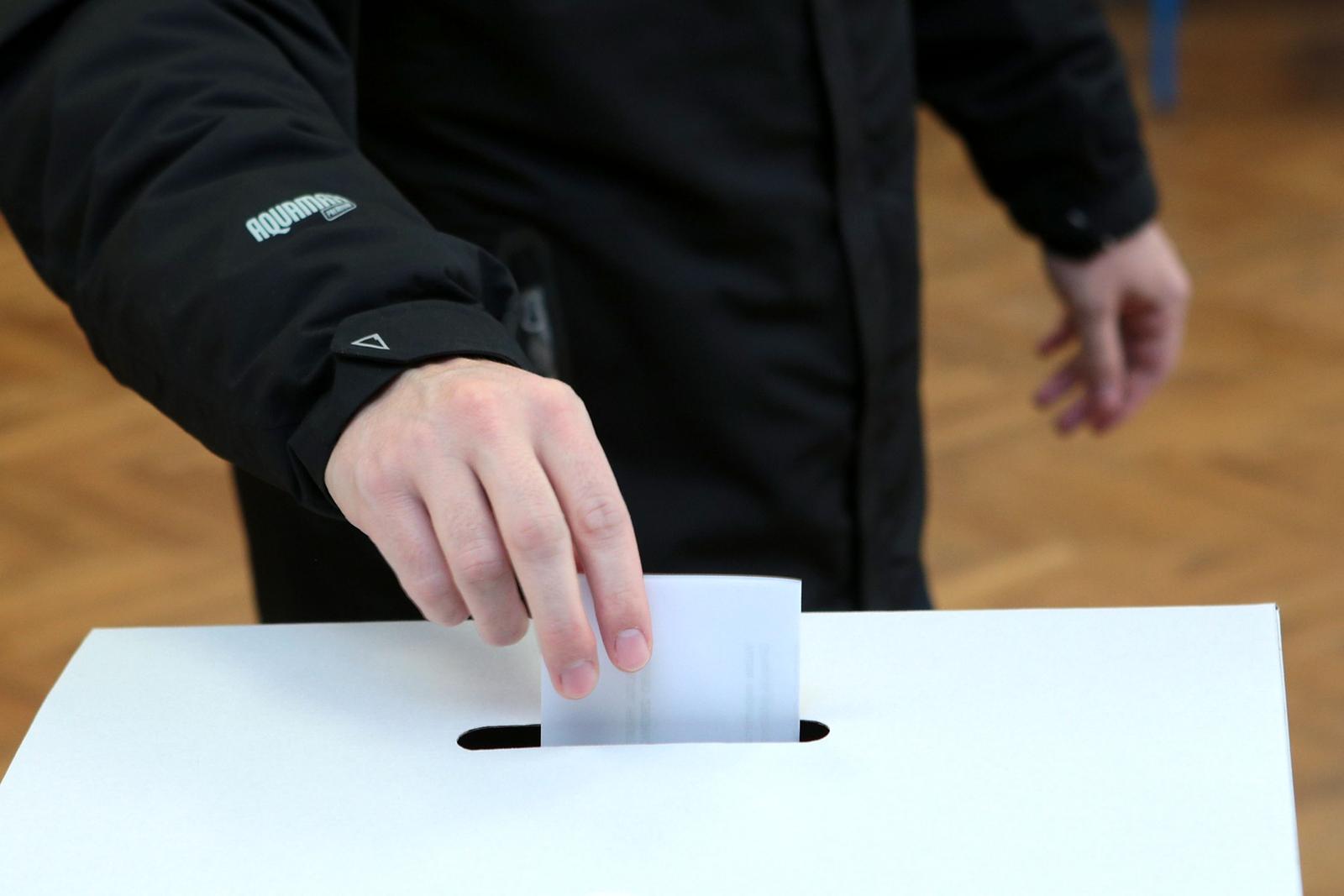 01.12.2013., Zagreb - Gradjani glasuju na referendumu o ustavnoj definicji braka na glasackom mjestu u Krizanicevoj ulici.rPhoto: Patrik Macek/PIXSELL