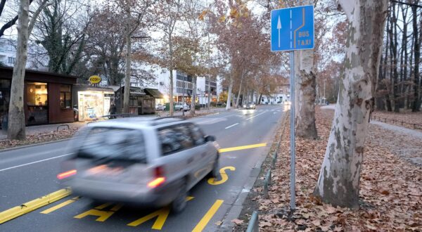 01.12.2024., Zagreb - Od danas je u Bukovackoj cesti na snazi nova rezulacija prometa. Uvedena je zuta traka za autobuse i taksije, ali su u oba smijera ostale po jedna traka za redoviti promet vozila, pa se od sutra mogu ocekivati guzve u ovoj i inace jako opterecenoj ulici. Ukinuti su neki pjesacki prijelazi, a stotinjak metara prije Petrove zuta traka prestaje i spaja se sa ostalim prometom, sto za sada nije dobro oznaceno promenim znacima, a to moze dodatno otezati promet. Inace, promjene su uvedene zbog pocetka radova u bolnici Rebro tijekom koji ce biti znatno smanjen broj parkiranih mjesta. Photo: Patrik Macek/PIXSELL