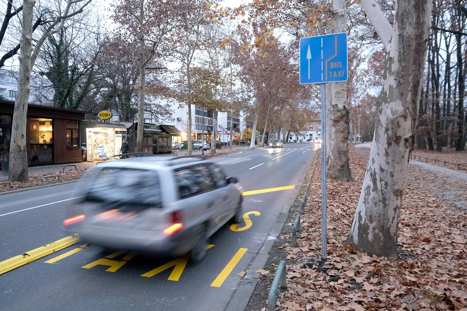 01.12.2024., Zagreb - Od danas je u Bukovackoj cesti na snazi nova rezulacija prometa. Uvedena je zuta traka za autobuse i taksije, ali su u oba smijera ostale po jedna traka za redoviti promet vozila, pa se od sutra mogu ocekivati guzve u ovoj i inace jako opterecenoj ulici. Ukinuti su neki pjesacki prijelazi, a stotinjak metara prije Petrove zuta traka prestaje i spaja se sa ostalim prometom, sto za sada nije dobro oznaceno promenim znacima, a to moze dodatno otezati promet. Inace, promjene su uvedene zbog pocetka radova u bolnici Rebro tijekom koji ce biti znatno smanjen broj parkiranih mjesta. Photo: Patrik Macek/PIXSELL