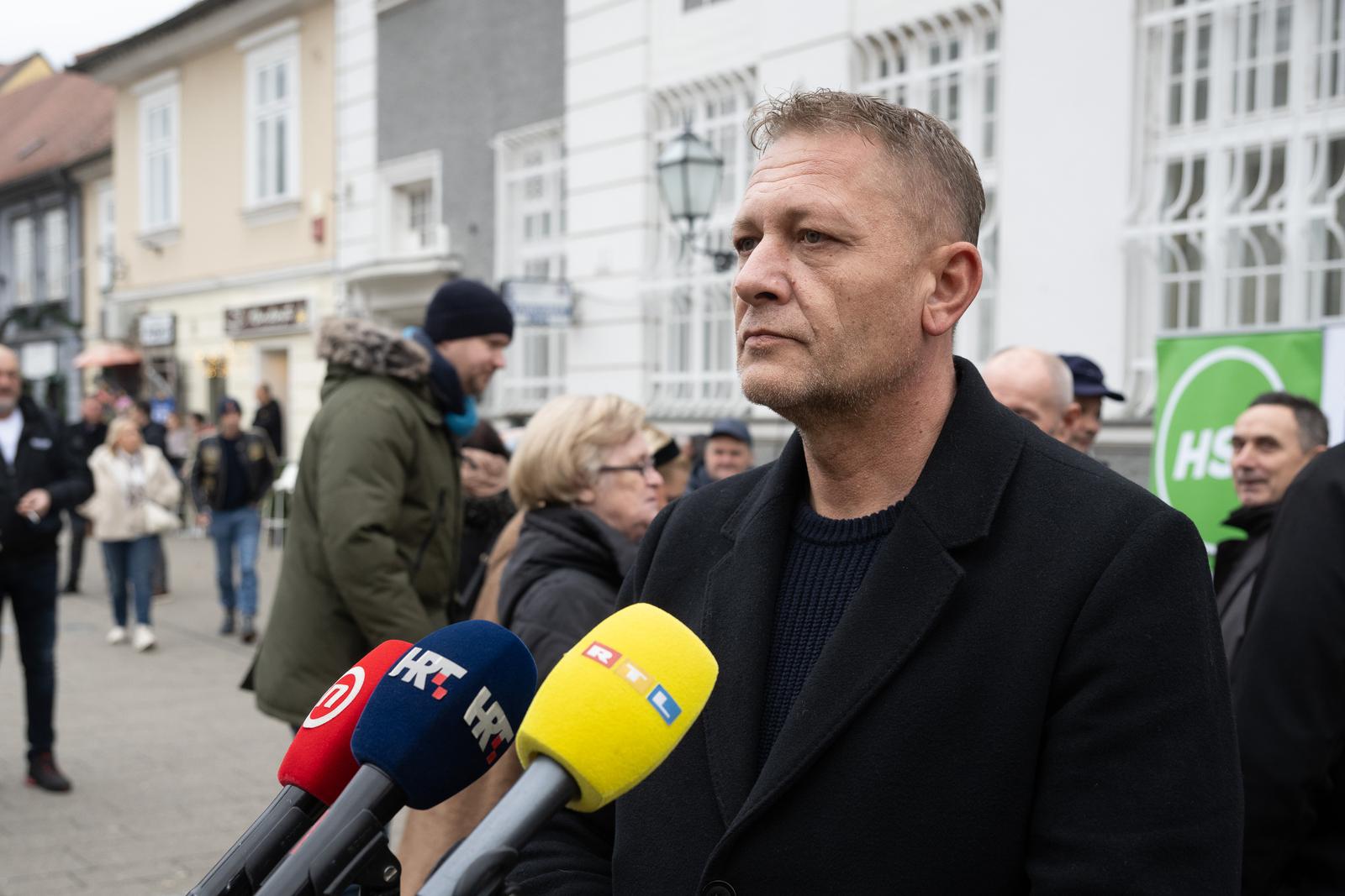 01.12.2024., Samobor - Predsjednik RH, Zoran Milanovic druzio se s gradjanima na Trgu kralja Tomislava u Samoboru i skupljao potpise za predsjednicku kandidaturu. Kreso Beljak.
 Photo: Davor Puklavec/PIXSELL