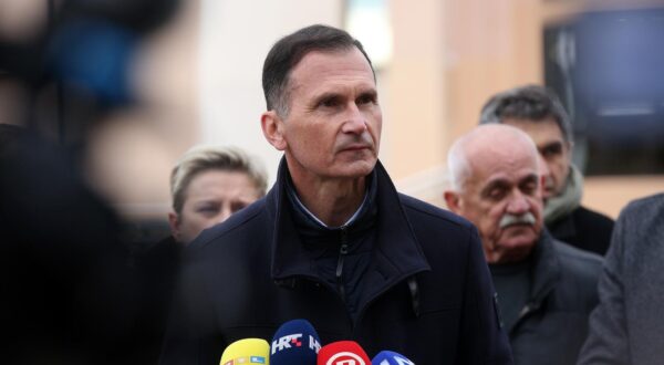 01.12.2024., Zagreb - Predsjednicki kandidat HDZ-a Dragan Primorac nakon mise se druzio sa gradjanima te dao izjavu za medije Photo: Zeljko Hladika/PIXSELL