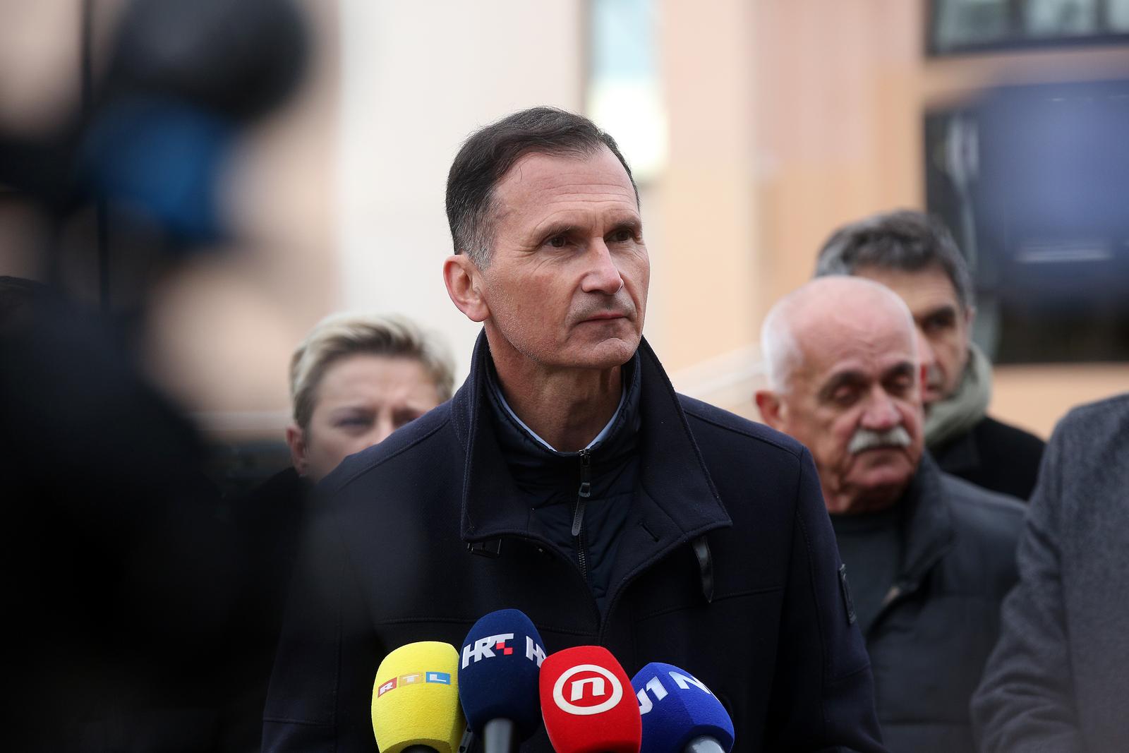 01.12.2024., Zagreb - Predsjednicki kandidat HDZ-a Dragan Primorac nakon mise se druzio sa gradjanima te dao izjavu za medije Photo: Zeljko Hladika/PIXSELL