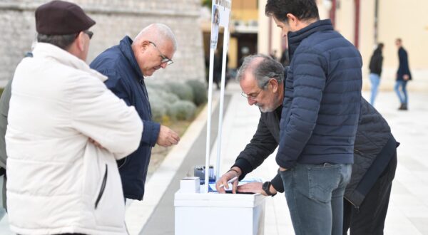 3.12.2024., Sibenik - Stranka DOMINO jos uvijek prikuplja potpise na sibenskom gradskom trgu Poljana za svoju predsjednicku kandidatkinju Branku Lozo. Photo: Hrvoje Jelavic/PIXSELL