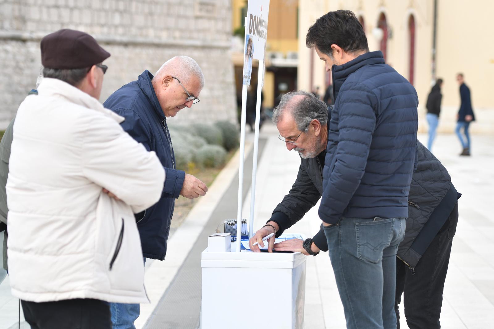 3.12.2024., Sibenik - Stranka DOMINO jos uvijek prikuplja potpise na sibenskom gradskom trgu Poljana za svoju predsjednicku kandidatkinju Branku Lozo. Photo: Hrvoje Jelavic/PIXSELL