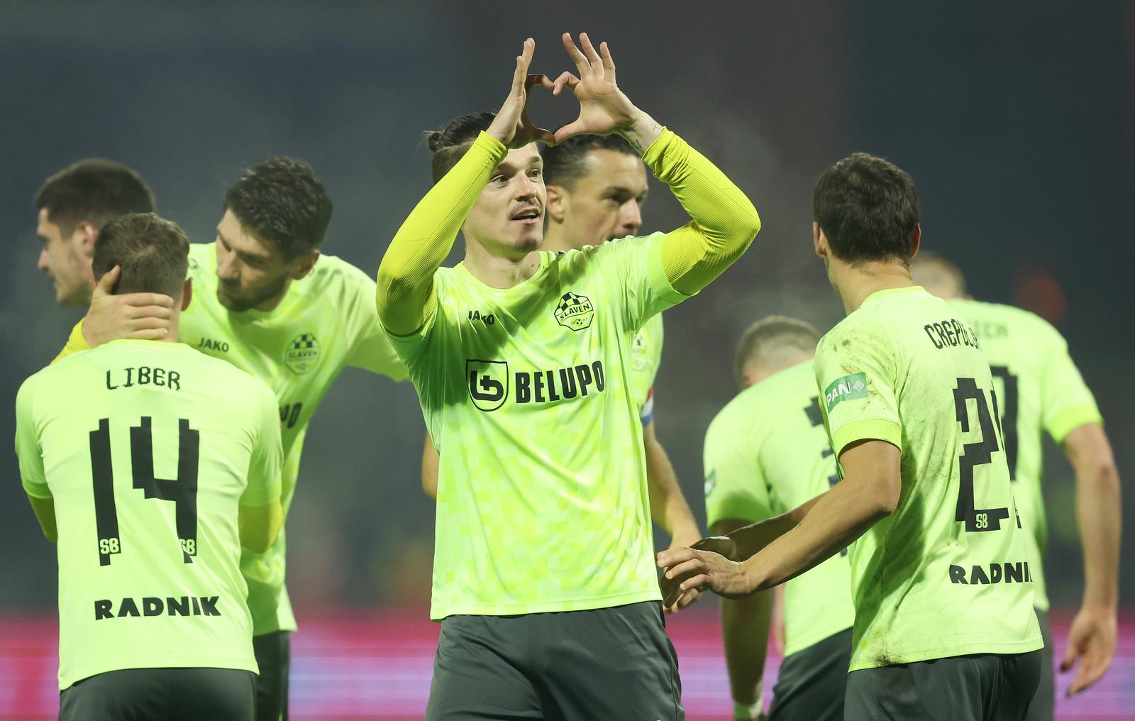 06.12.2024., stadion Maksimir, Zagreb - SuperSport HNL, 16. kolo, GNK Dinamo - NK Slaven Belupo. Alen Grgic nakon postignutog gola za izjednacenje slavi sa svojim suigracima. Photo: Sanjin Strukic/PIXSELL