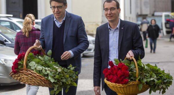 Rijeka: SDP-ovci na Korzu dijelili ruže povodom Dana žena 08.03.2019., Rijeka, Korzo  -  Povodom dana zena SDP-ovci, Zeljko Jovanovic i Marko Filipovic dijeli su na Korzu ruze. Photo: Nel Pavletic/PIXSELL