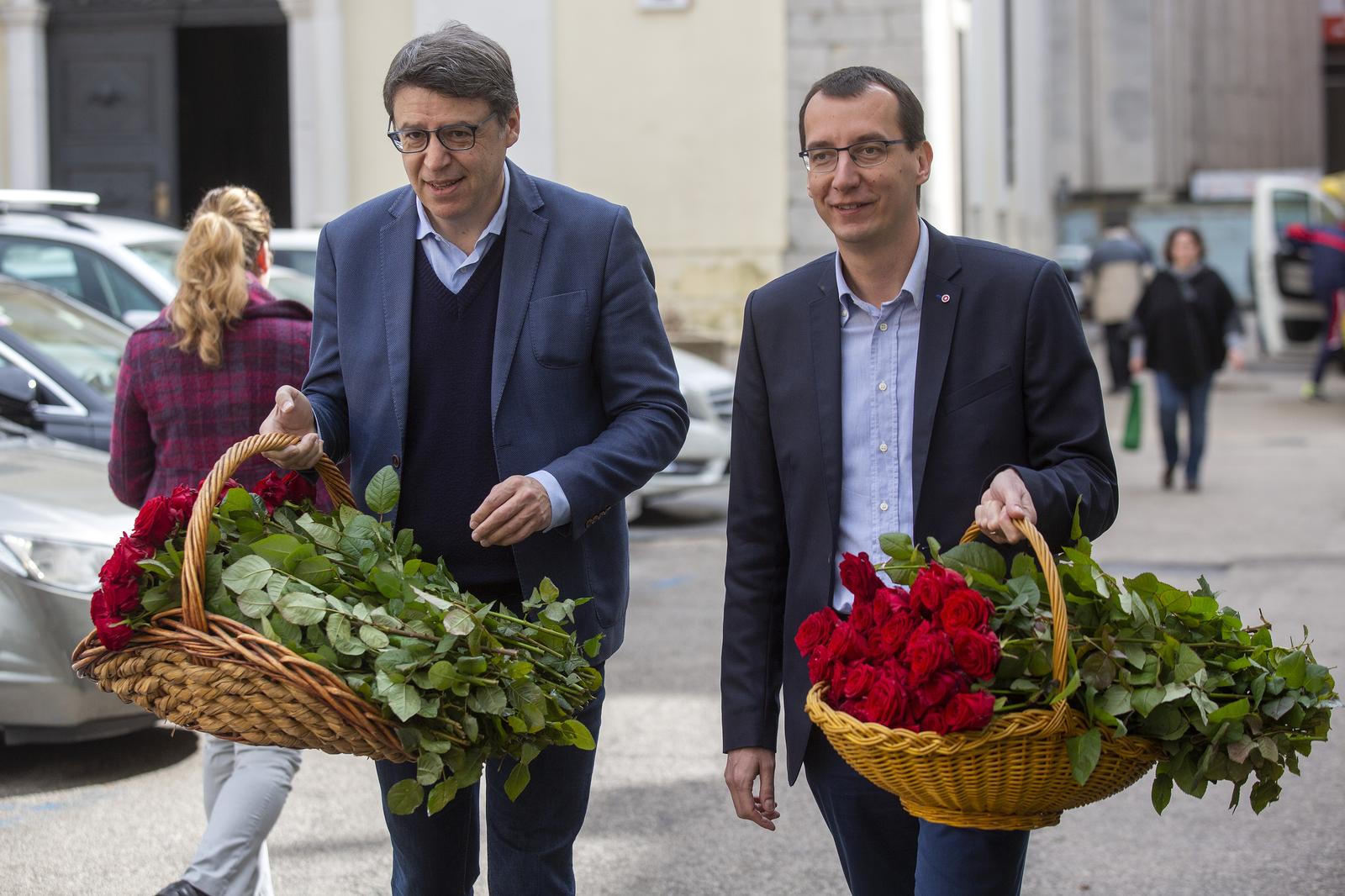 Rijeka: SDP-ovci na Korzu dijelili ruže povodom Dana žena 08.03.2019., Rijeka, Korzo  -  Povodom dana zena SDP-ovci, Zeljko Jovanovic i Marko Filipovic dijeli su na Korzu ruze. Photo: Nel Pavletic/PIXSELL