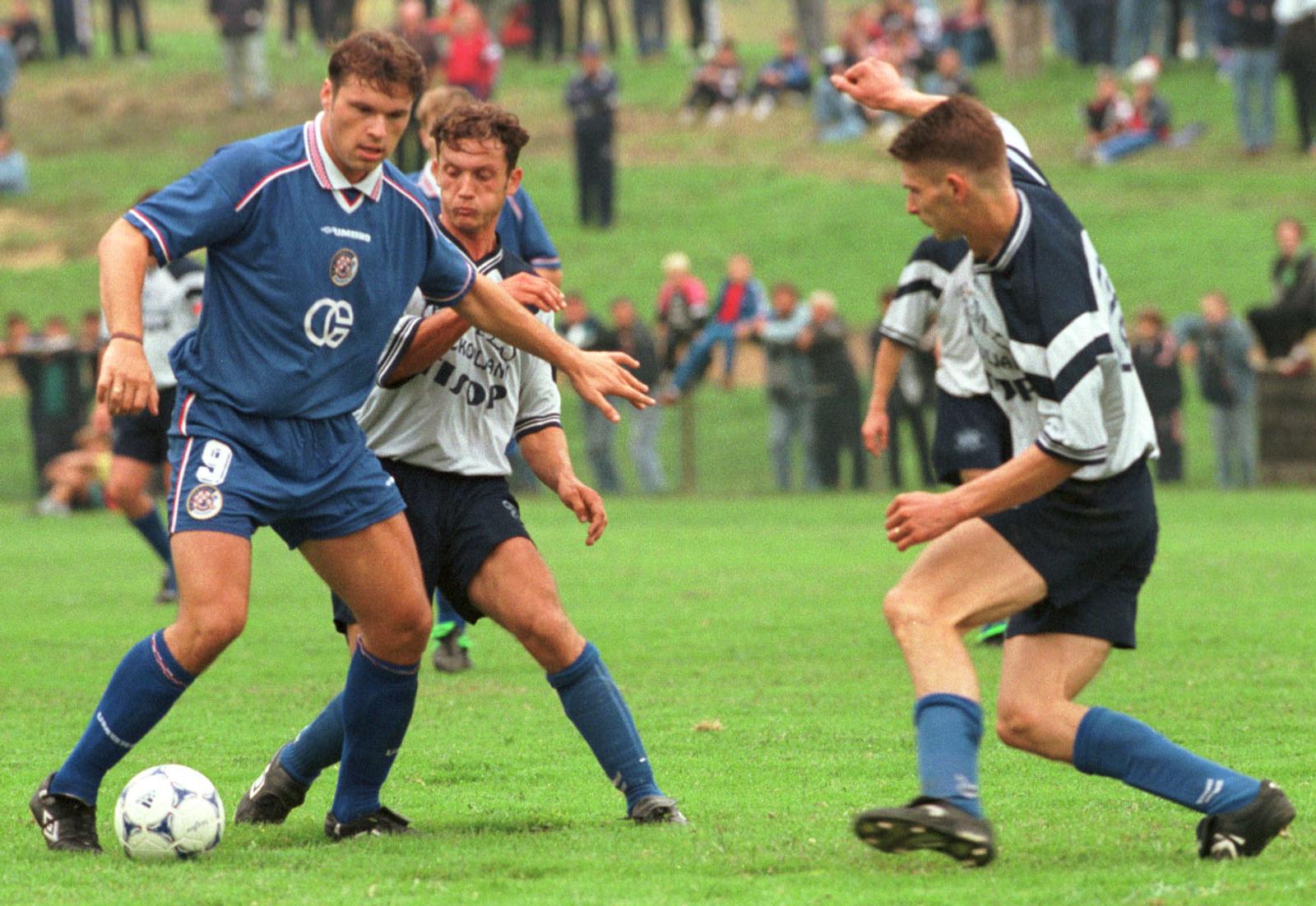 08.09.1998., Dugo Selo, Zagreb - U utakmici 1/16 finala Hrvatskog kupa Dugo Selo je eliminiralo Croatiju Zagreb iz daljnjeg natjecanja rezultatom 3:2. Modri su u poveli 0:2 golovima Viduke (17) i Sokote (45), ali u drugom dijelu Benkoci (48), Rukavina (autogol, 75) i Car (88) dovode domacine u vodstvo. U posljednjim trenucima utakmice nakon prekrsaja nad Rukavinom dosudjen je jedanaesterac za Croatiju, ali domaci vratar Igor Istvanic obranio je udarac Joska Jelicica. Mislite da je Croatia igrala sa drugim sastavom? Prosudite sami: Butina (Vasilj, 46), Rukavina, Mladinic, Tokic, Saric, Jelicic, Biscan (Banovic, 56), Sokota (J. Simic, 80), Cvitanovic, Mikic, Viduka. Mark Viduka. r"nPhoto: Zeljko Hladika/Vecernji listr"n