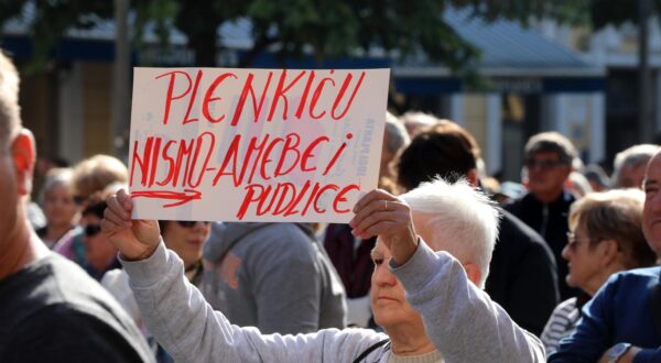 09.11.2024., Rijeka - Prosvjed protiv siromastva na trgu 128 brigade HV. Govorili su Ivo Jelusic i Milivoj Spika. Photo: Goran Kovacic/PIXSELL