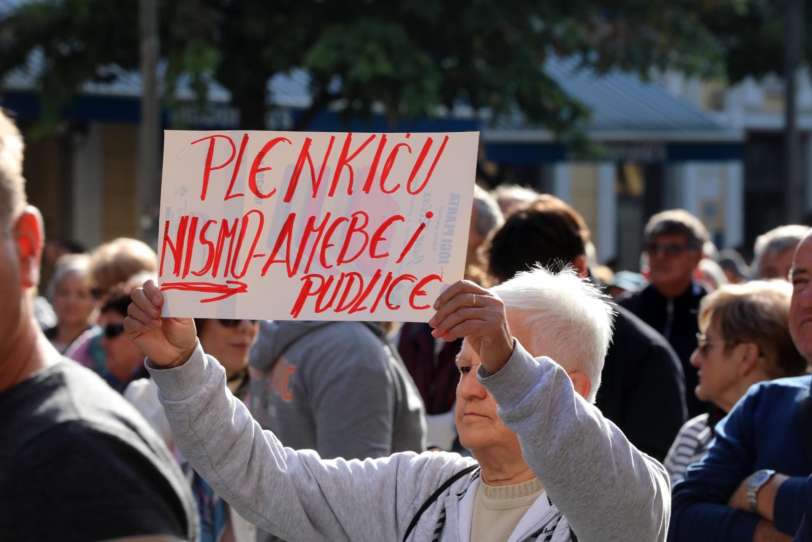 09.11.2024., Rijeka - Prosvjed protiv siromastva na trgu 128 brigade HV. Govorili su Ivo Jelusic i Milivoj Spika. Photo: Goran Kovacic/PIXSELL