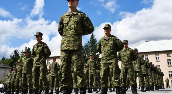 10.05.2024., Pozega - Sve​cana prisega 42. narastaja rocnika na dragovoljnom vojnom osposobljavanju u vojarni “123. brigade Hrvatske vojske” u Pozegi . Prisegu je polozilo 102 rocnika i rocnice.
Svecanosti je nazocio potpredsjednik Vlade RH i ministar obrane Ivan Anusic i​ nacelnik Glavnog stozera Oruzanih snaga Republike Hrvatske​ Tihomir Kundid. Photo: Ivica Galovic/PIXSELL