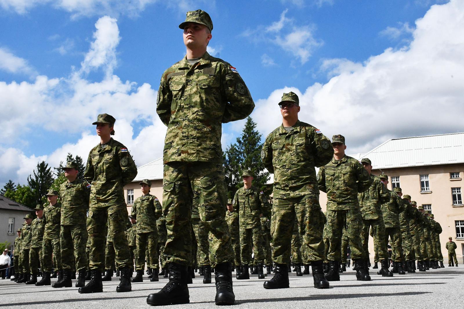 10.05.2024., Pozega - Sve​cana prisega 42. narastaja rocnika na dragovoljnom vojnom osposobljavanju u vojarni “123. brigade Hrvatske vojske” u Pozegi . Prisegu je polozilo 102 rocnika i rocnice.
Svecanosti je nazocio potpredsjednik Vlade RH i ministar obrane Ivan Anusic i​ nacelnik Glavnog stozera Oruzanih snaga Republike Hrvatske​ Tihomir Kundid. Photo: Ivica Galovic/PIXSELL