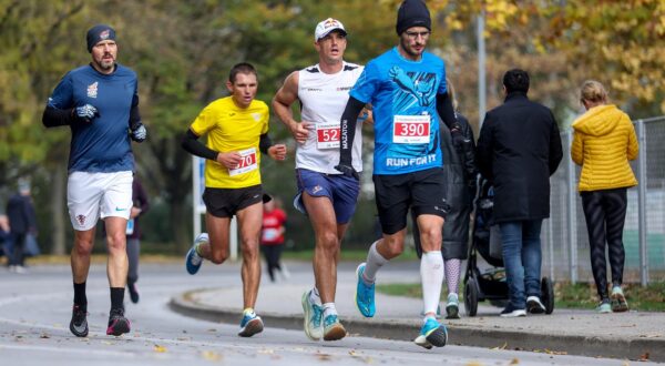 10.11.2024., Zagreb - SRC Jarun - 37. polumaraton Ivan Starek na jezeru Jarun. Valent Sinkovic otrcao je svoj drugi polumaraton i zavrsio na 17. mjestu sa rezultatom 1:18:48. Photo: Igor Kralj/PIXSELL