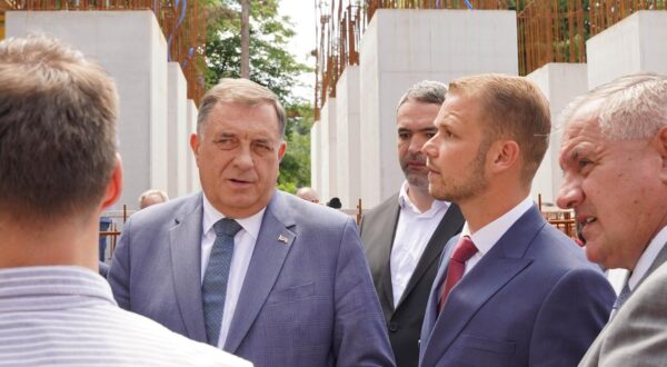 11.04.2024., centar grada, Banjaluka (BiH) - Zvanicnici Republike Srpske, predstavnici grada Banjaluka i borackih organizacija prisustvovali su ceremoniji u okviru koje su obisli lokaciju na kojoj se gradi centralno spomen-obiljezje poginulim borcima Vojske RS u proteklom ratu u BiH. Delegacije su predvodili Milorad Dodik, predsjednik RS, Nenad Stevandic, predsjednik Narodne skupstine RS, Radovan Viskovic, premijer RS, i Drasko Stanivukovic, gradonacelnik Banjaluke.
Photo: Dejan Rakita/Pixsell Photo: Dejan Rakita/PIXSELL