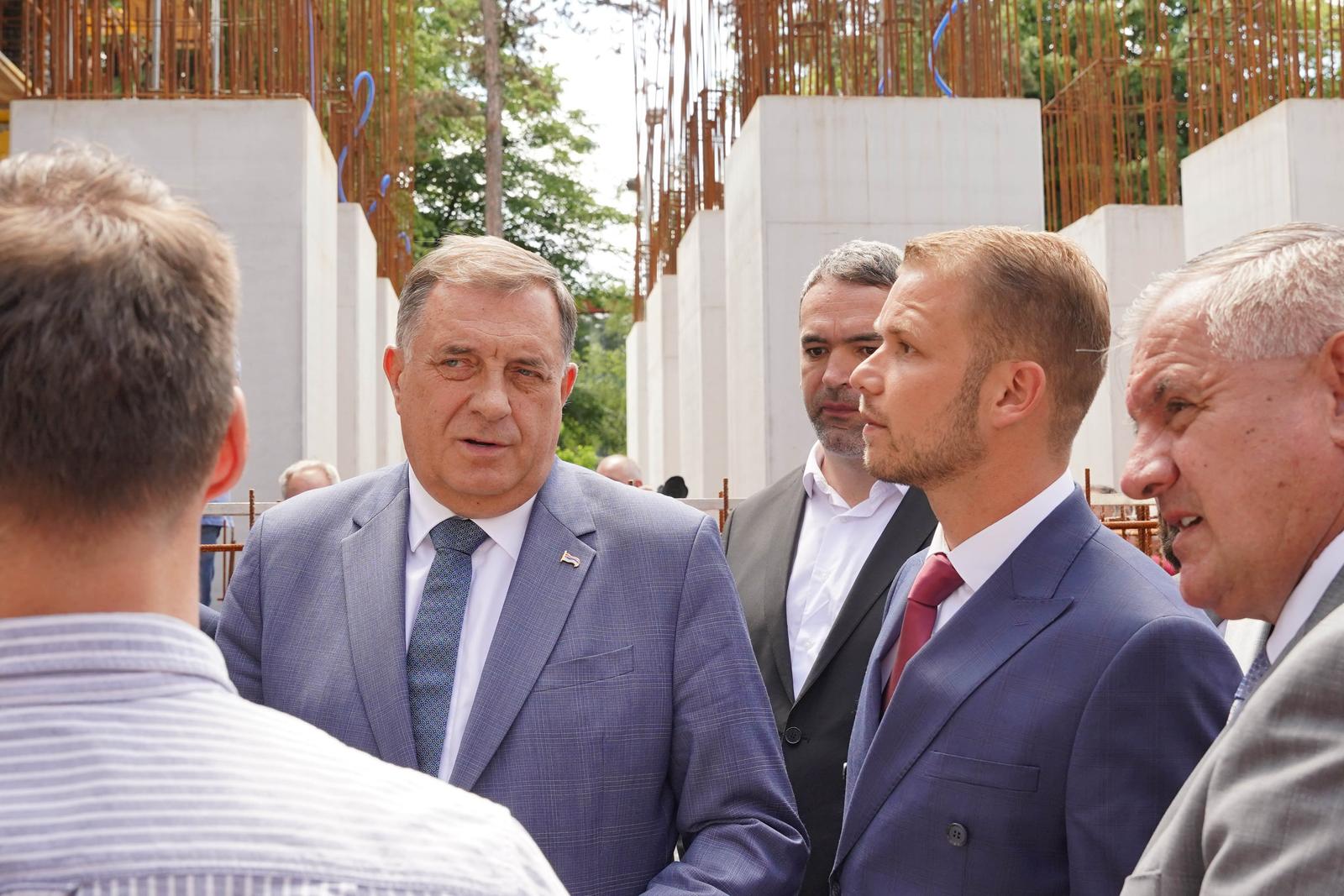 11.04.2024., centar grada, Banjaluka (BiH) - Zvanicnici Republike Srpske, predstavnici grada Banjaluka i borackih organizacija prisustvovali su ceremoniji u okviru koje su obisli lokaciju na kojoj se gradi centralno spomen-obiljezje poginulim borcima Vojske RS u proteklom ratu u BiH. Delegacije su predvodili Milorad Dodik, predsjednik RS, Nenad Stevandic, predsjednik Narodne skupstine RS, Radovan Viskovic, premijer RS, i Drasko Stanivukovic, gradonacelnik Banjaluke.
Photo: Dejan Rakita/Pixsell Photo: Dejan Rakita/PIXSELL