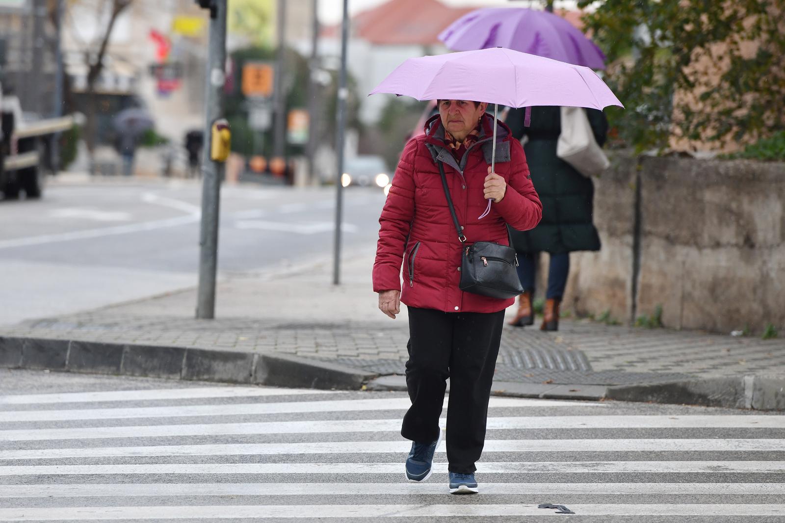 11.12.2024., Sibenik - Kisno prijepodne na gradskim ulicama. Photo: Hrvoje Jelavic/PIXSELL