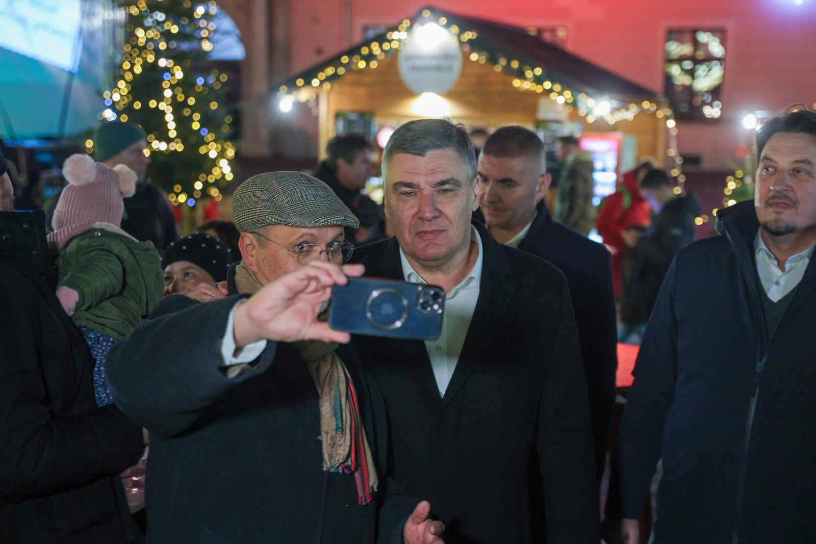 11.12.2024., Osijek - Predsjednik Zoran Milanovic posjetio Advent u Tvrdji. Photo: Borna jaksic/PIXSELL