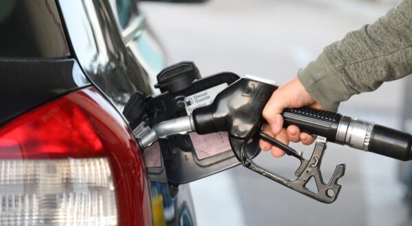 12.04.2022., Sibenik - Na benzinskim crpkama novo smanjenje cijena goriva.Cijena litre benzina iznosi  11,97 kuna po litri, Eurodizela 12,42 kuna a plavog Eurodizela 8,54 kuna i plina 6,98.
  Photo: Dusko Jaramaz/PIXSELL