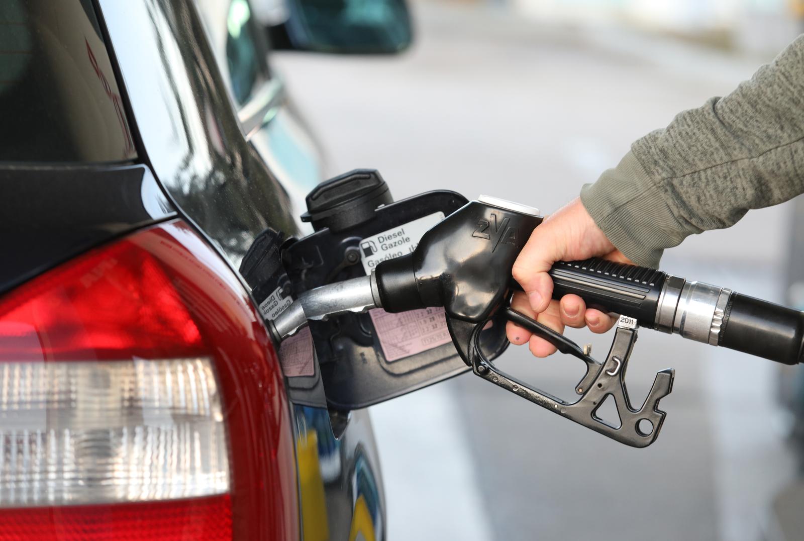 12.04.2022., Sibenik - Na benzinskim crpkama novo smanjenje cijena goriva.Cijena litre benzina iznosi  11,97 kuna po litri, Eurodizela 12,42 kuna a plavog Eurodizela 8,54 kuna i plina 6,98.
  Photo: Dusko Jaramaz/PIXSELL