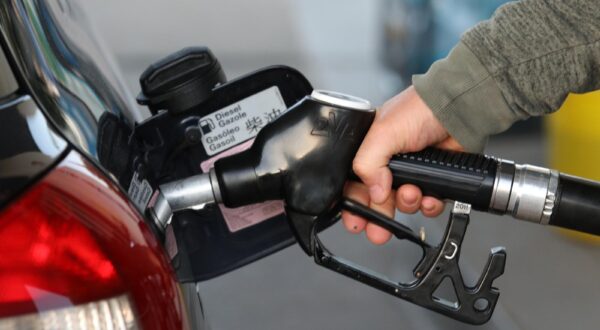 12.04.2022., Sibenik - Na benzinskim crpkama novo smanjenje cijena goriva.Cijena litre benzina iznosi  11,97 kuna po litri, Eurodizela 12,42 kuna a plavog Eurodizela 8,54 kuna i plina 6,98.
  Photo: Dusko Jaramaz/PIXSELL