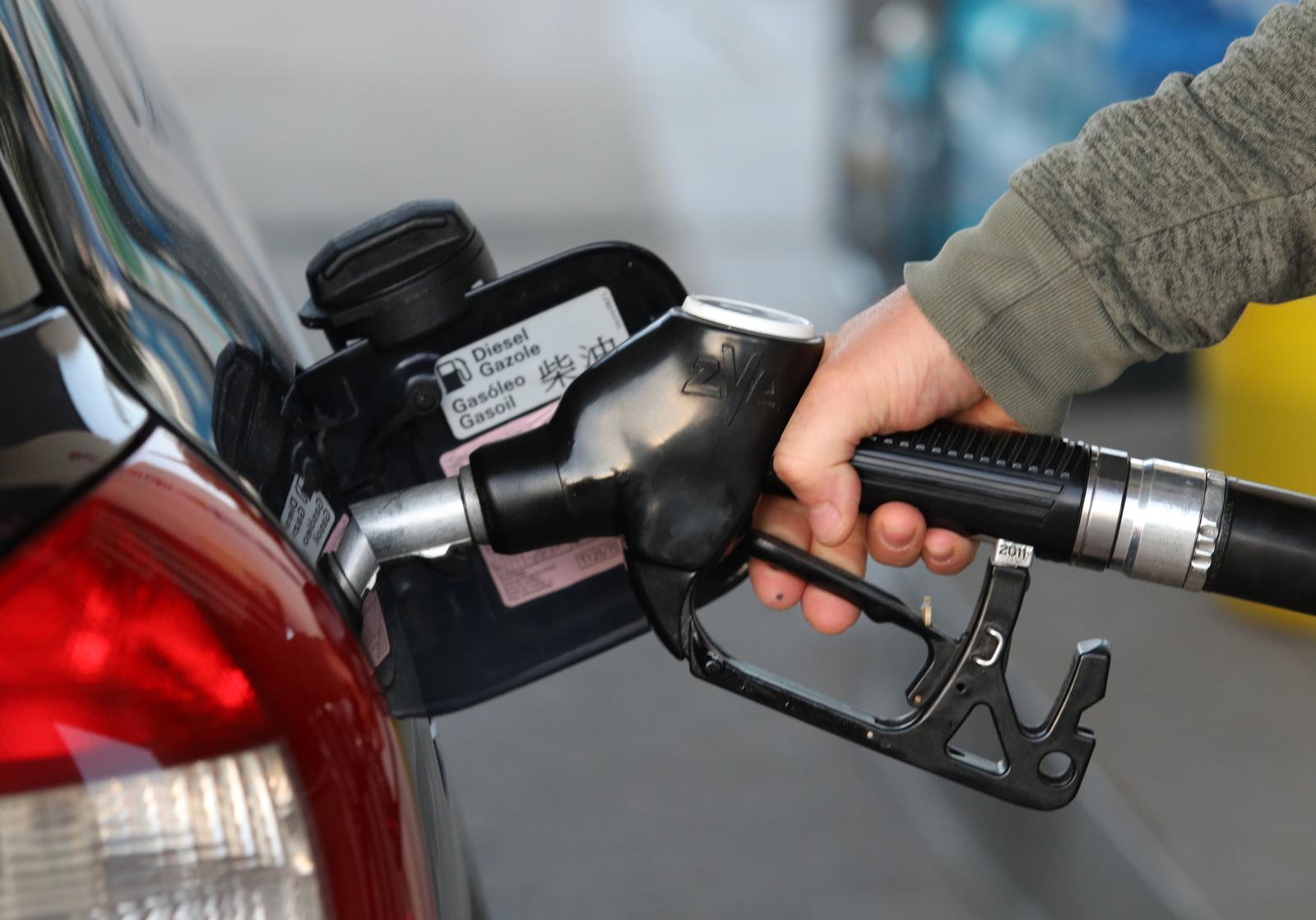 12.04.2022., Sibenik - Na benzinskim crpkama novo smanjenje cijena goriva.Cijena litre benzina iznosi  11,97 kuna po litri, Eurodizela 12,42 kuna a plavog Eurodizela 8,54 kuna i plina 6,98.
  Photo: Dusko Jaramaz/PIXSELL