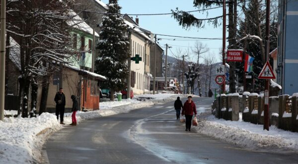 19.01.2013., Gracac - U Gracacu i okolici palo desetak centimetara snijega. Snijegu se vesele najmladji koji su iskoristili malo sunca za igre u snijegu a stariji za radove na vikendicama i kucama.rPhoto: Zeljko Mrsic/PIXSELL