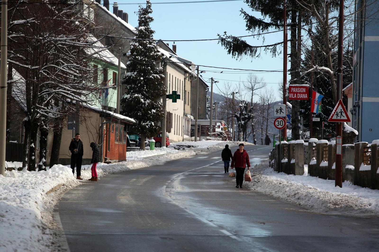 19.01.2013., Gracac - U Gracacu i okolici palo desetak centimetara snijega. Snijegu se vesele najmladji koji su iskoristili malo sunca za igre u snijegu a stariji za radove na vikendicama i kucama.rPhoto: Zeljko Mrsic/PIXSELL