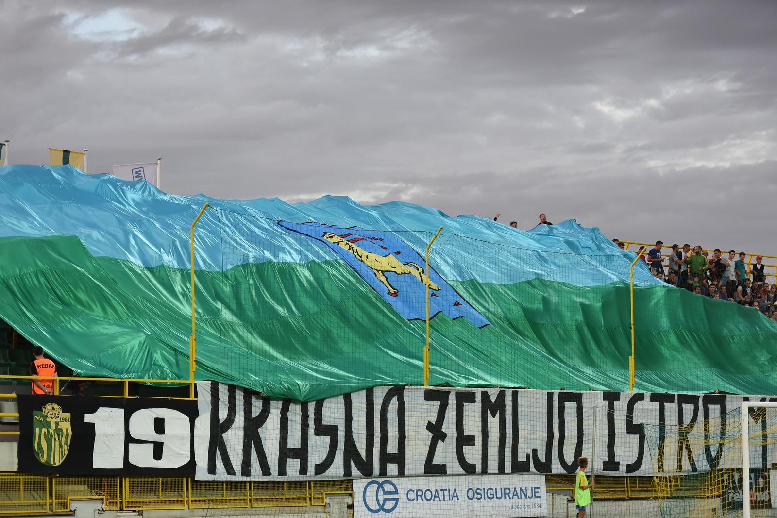 13.09.2015., stadion Aldo Drosina, Pula - MAXtv 1. HNL, 9. kolo, NK Istra 1961 - HNK Rijeka. Navijaci Istre razvili veliku zastavu. "nPhoto: Dusko Marusic/PIXSELL"n