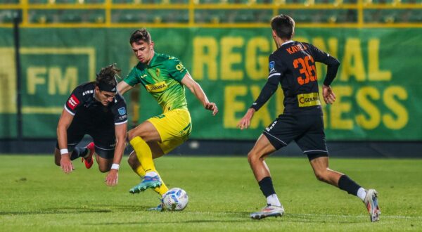 14.12.2024., stadion Aldo Drosina, Pula - SuperSport HNL, 17. kolo, NK Istra 1961 - HNK Sibenik. Ivan Santini, Iurie Iovu Photo: Srecko Niketic/PIXSELL