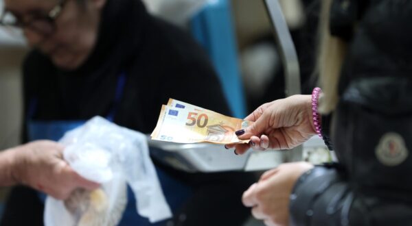 16.02.2024., Zagreb - Trznica Dolac. Ribarnica na trznici Dolac svakodnevno nudi veliki izbor ribe, a posebnu ponudu svjeze ribe moze se pronaci svaki petak. Photo: Sanjin Strukic/PIXSELL