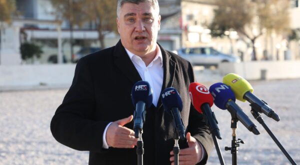 16.12.2024., Primosten - Predsjednik Republike Hrvatske Zoran Milanovic na proputovanju Dalmacijom svratio u Primosten. Docekao ga je gradonacelnik Stipe Petrina. Photo: Dusko Jaramaz/PIXSELL