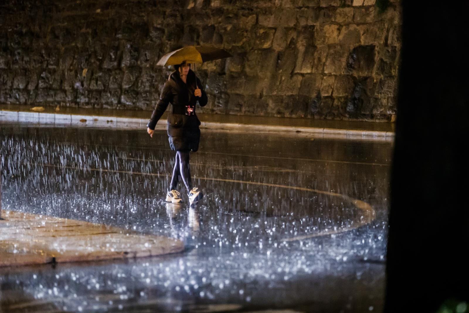 17.01.2024., Split - Kisna vecer u centru Splita. Photo: Zvonimir Barisin/PIXSELL