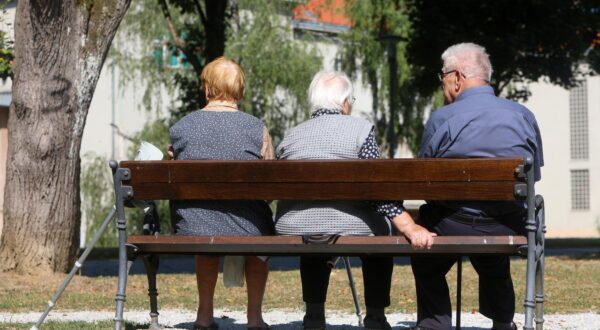 18.08.2021., Karlovac - Umirovljenici odmaraju u parku. rPhoto: Kristina Stedul Fabac/PIXSELL