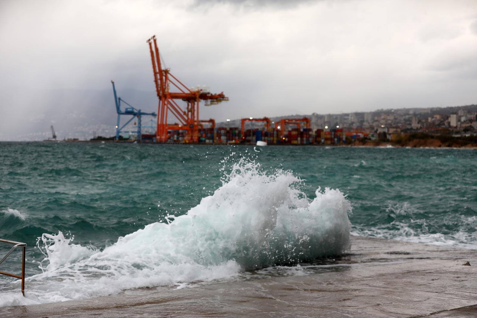 20.11.2024., Rijeka - Kisa i jako jugo na moru pred Rijekom. Photo: Goran Kovacic/PIXSELL