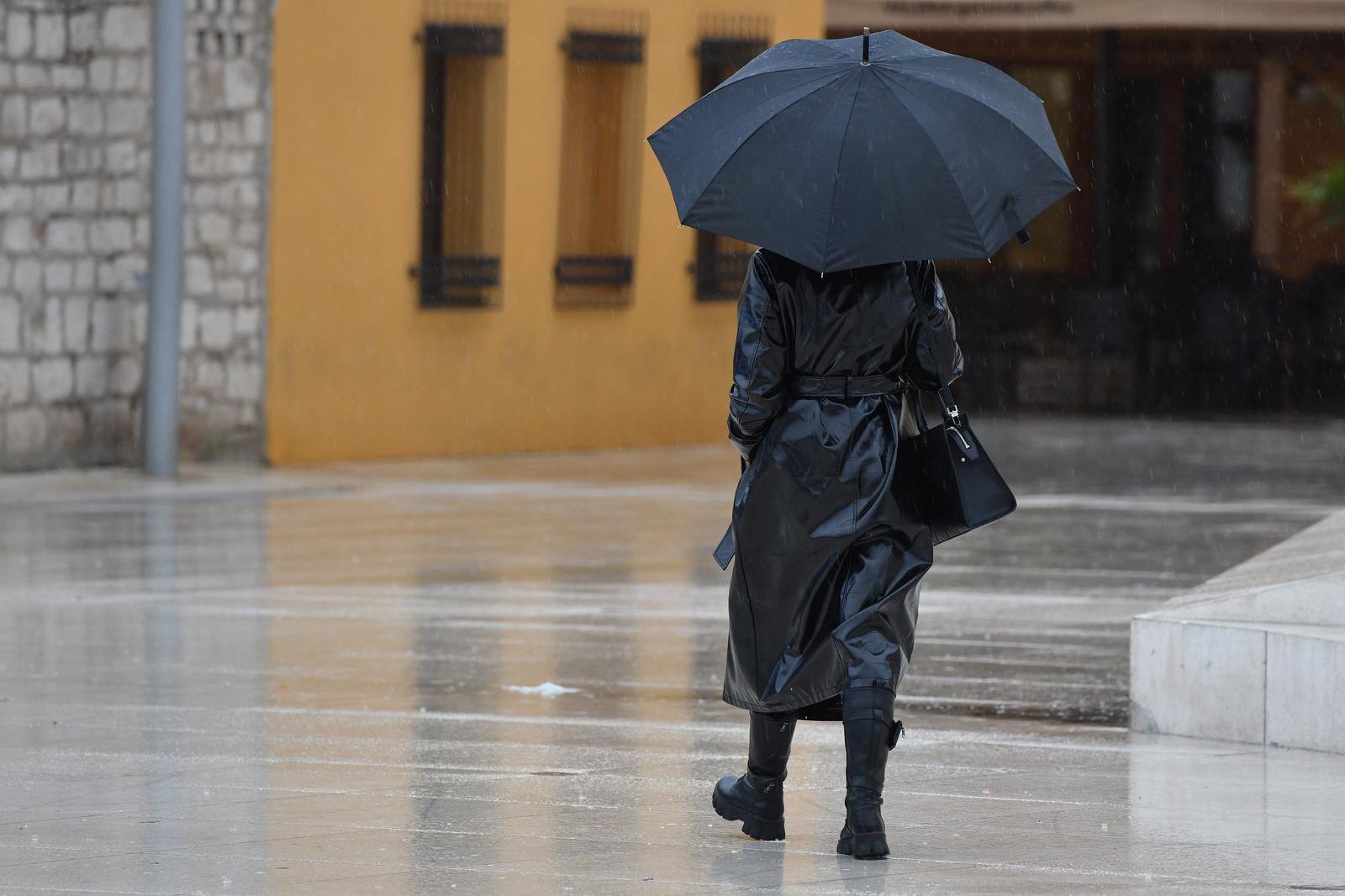 22.11.2024., Sibenik - Kisno prijepodne na gradskim ulicama. Photo: Hrvoje Jelavic/PIXSELL